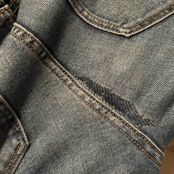 Stradivarius Pantolonun Kalça Kısmında Yırtık