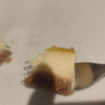 Starbucks'ta Limonlu Cheesecake Üzerinden Böcek Şoku