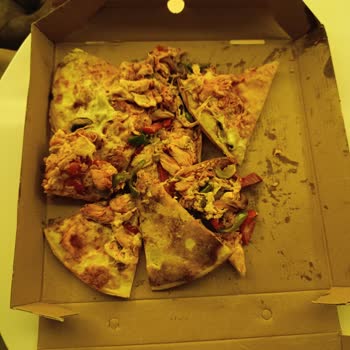Dağılmış Pizza Ve İlgisiz Müşteri Hizmetleri