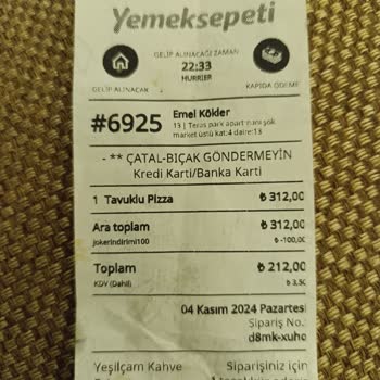 Dağılmış Pizza Ve İlgisiz Müşteri Hizmetleri