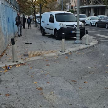 Kaldırımların Hali İçler Acısı: Dubalar Yerinden Çıkıyor Araçlar Park Ediyor