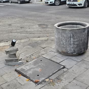 Kaldırımların Hali İçler Acısı: Dubalar Yerinden Çıkıyor Araçlar Park Ediyor
