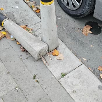 Kaldırımların Hali İçler Acısı: Dubalar Yerinden Çıkıyor Araçlar Park Ediyor