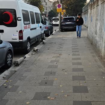 Kaldırımların Hali İçler Acısı: Dubalar Yerinden Çıkıyor Araçlar Park Ediyor