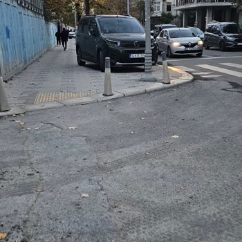 Kaldırımların Hali İçler Acısı: Dubalar Yerinden Çıkıyor Araçlar Park Ediyor