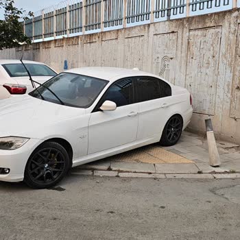 Kaldırımların Hali İçler Acısı: Dubalar Yerinden Çıkıyor Araçlar Park Ediyor