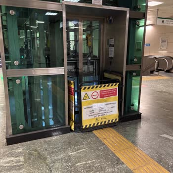 Sürekli Arızalanan Yürüyen Merdivenler Ve Asansörler