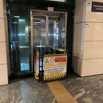 Sürekli Arızalanan Yürüyen Merdivenler Ve Asansörler