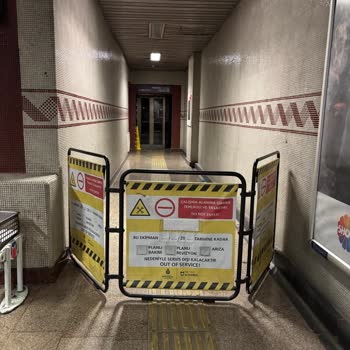 Sürekli Arızalanan Yürüyen Merdivenler Ve Asansörler