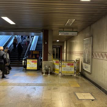 Sürekli Arızalanan Yürüyen Merdivenler Ve Asansörler