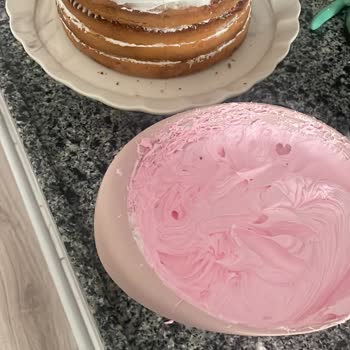 Küflü Pasta Altı Ve Tarihi Geçmiş Ürünler Tehlikesi