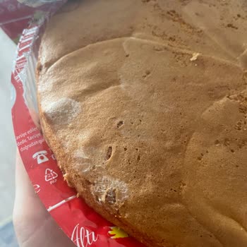 Küflü Pasta Altı Ve Tarihi Geçmiş Ürünler Tehlikesi