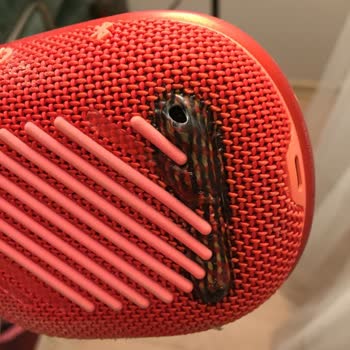 JBL Clip 4 Hoparlör Kendiliğinden Patladı: Güvenlik Tehlikesi