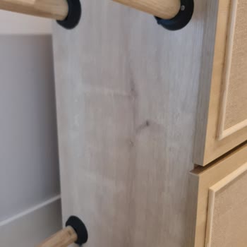 Vivense Kitaplık Ayakları Bir Günde Parçalandı