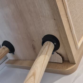 Vivense Kitaplık Ayakları Bir Günde Parçalandı