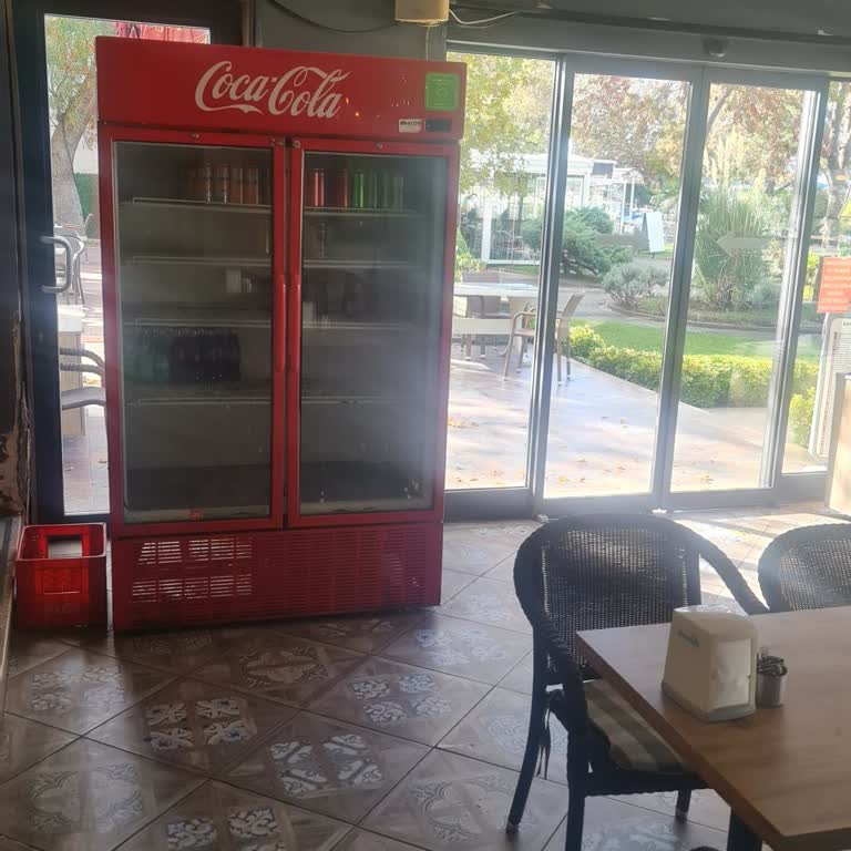Bozuk Coca-Cola Dolabının Değişimi Gecikiyor