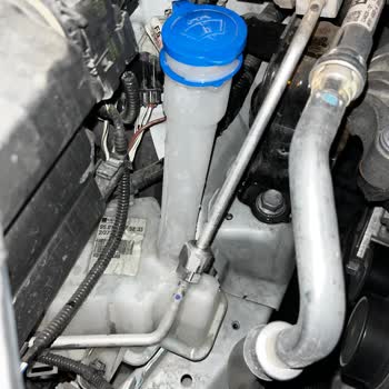 Toyota Yaris'in Gizemli Cam Suyu Kaybı: Servislerin Çözüm Bulamaması