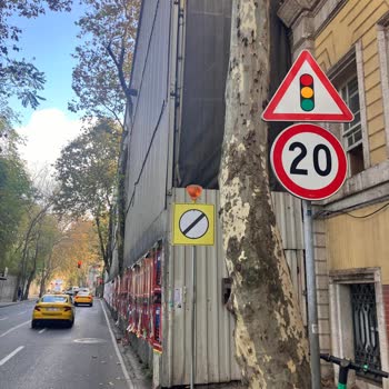 Ortaköy'de Yayalar İçin Tehlike Yaratan İnşaat