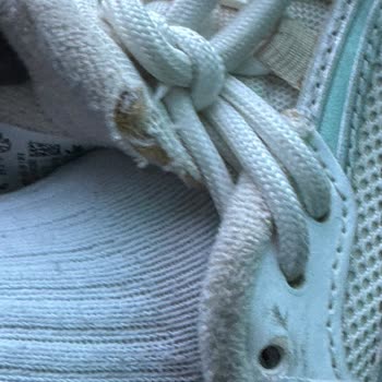 Lacoste Ayakkabıda Erken Deformasyon Şoku