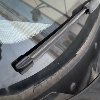 BMW 1.18i Cam Fitilindeki Şok Edici Deformasyon