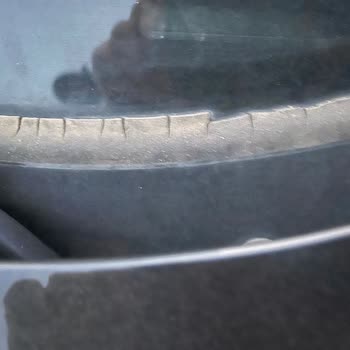 BMW 1.18i Cam Fitilindeki Şok Edici Deformasyon