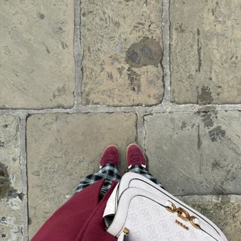 Renk Değiştiren Çanta: Guess'ten Beklenmedik Sorun