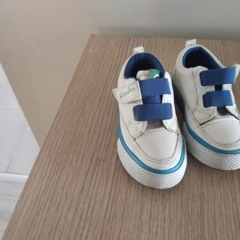 Benetton Kinderschuhe Größe 22 rutschen wegen umklappender Ferse ständig vom Fuß