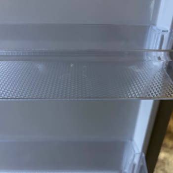 Altus Buzdolabında Kapı Rafı Lekeleri Sorunu