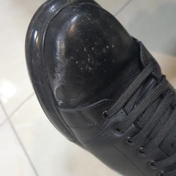 Yeni Ayakkabılarda Beklenmedik Renk Değişimi