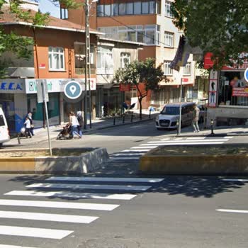 Taxi Driver Drove Aggressively Toward Me on Pedestrian Crosswalk in Istanbul