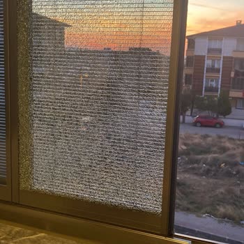 Kendi Kendine Kırılan Cam Ve İlgisiz Servis