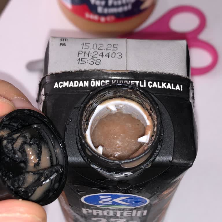 Sek Protein Sütü: Topaklı Ve Kimyasal Tat