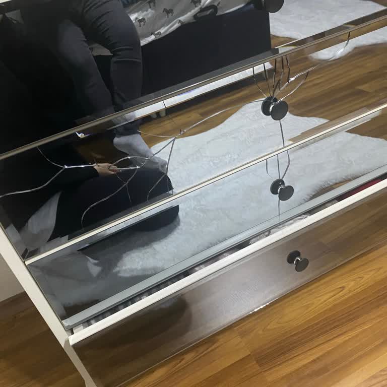 Yatak Odası Çekmecelerinin Çatlaması Ve İlgisizlik