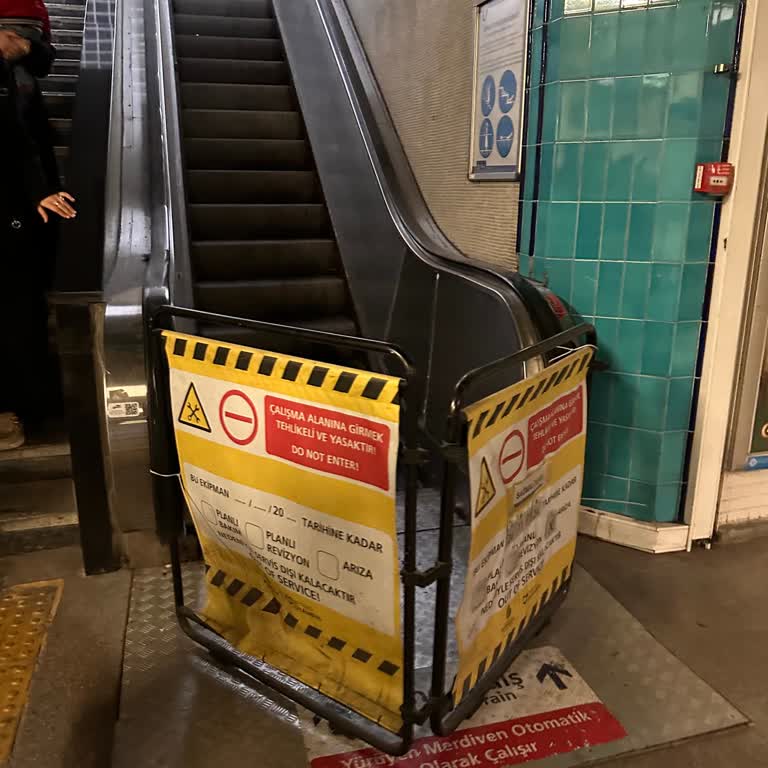 Metro Merdivenlerinin Uzun Süreli Arızası: Yaşlılar Ve Çocuklular Mağdur