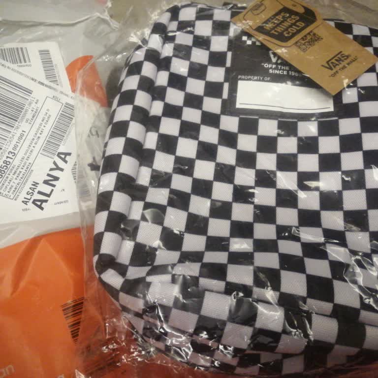 Yanlış Ürün Gönderimi: Mor Çanta Yerine Kareli Küçük Çanta