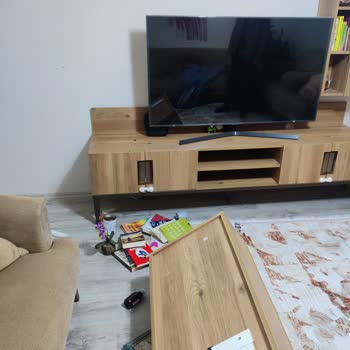 Tehlikeli Montaj: Enza Home TV Ünitesi Kazası