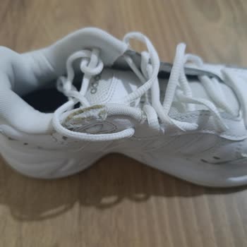 Adidas Ayakkabıda Yıpranma Ve Mağaza İlgisizliği