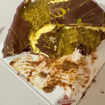 Beyaz Konak Cafe & Patisserie Reyhanlı Dubai Pastanın İçi Su Gibi Akışkandı