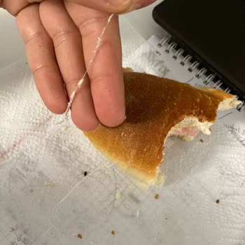 Sandviç Ekmeğinden Çıkan İple Hayal Kırıklığı