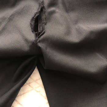 Düğün Günü Yırtık Pantolon Krizi: Cacharel Mağduriyeti