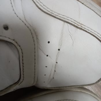 Adidas Ayakkabıda Erken Çatlama Sorunu
