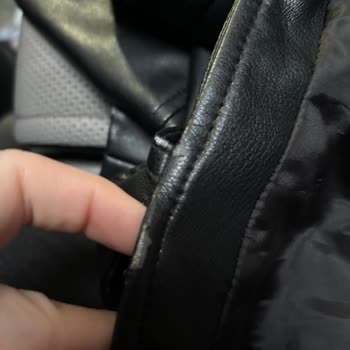 Stradivarius кожаная куртка начала облезать