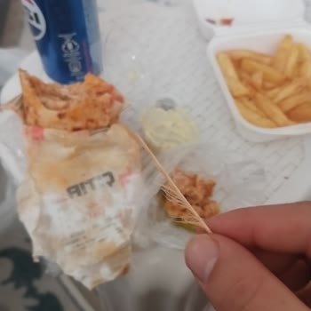 Çıtır Döner Siparişinden Çıkan Tavuk Tüyü