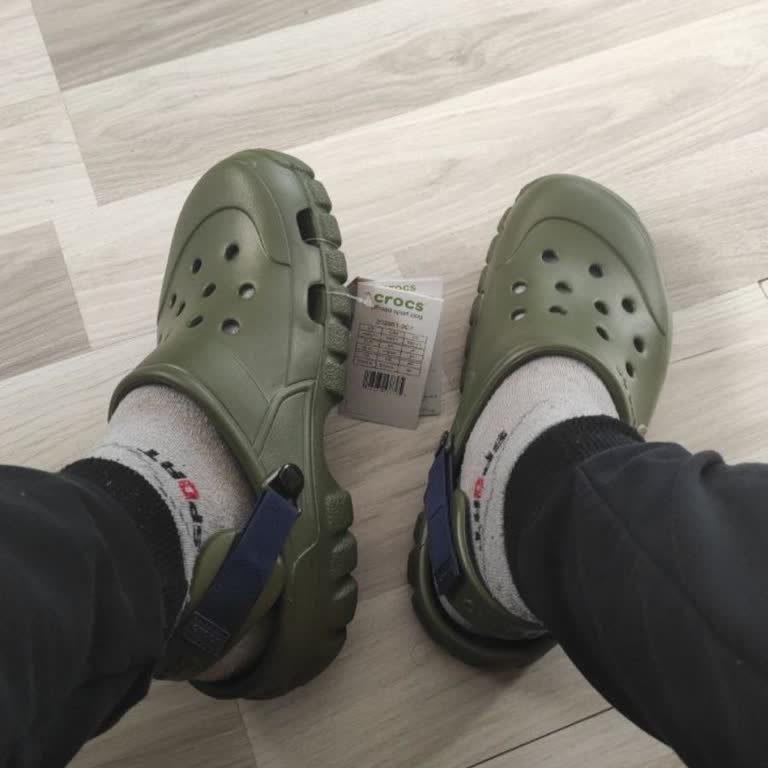 Crocs Sent Wrong Color and Delayed Delivery Despite Payment Issues