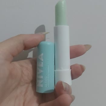 Nivea Lip Scrub Lacks Exfoliating Effect and Fails to Moisturize Properly