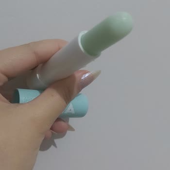 Nivea Lip Scrub Lacks Exfoliating Effect and Fails to Moisturize Properly