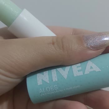 Nivea Lip Scrub Lacks Exfoliating Effect and Fails to Moisturize Properly