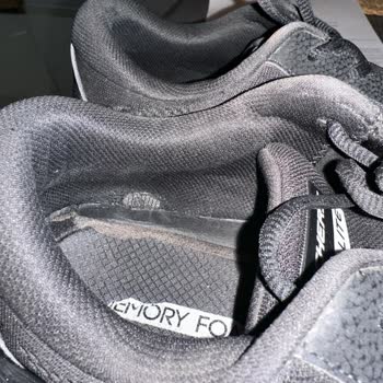 Skechers Ayakkabının İç Kısmında 4 Ayda Yırtıklar Oluştu