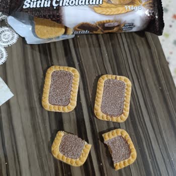 Beyaz Noktalarla Dolu Eti Burçak Karam Bisküvi