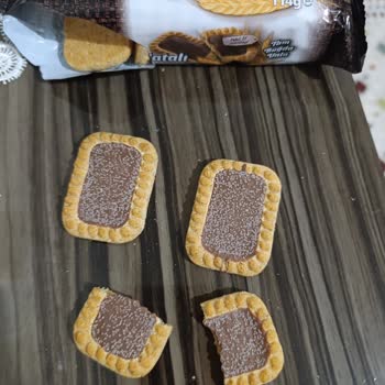 Beyaz Noktalarla Dolu Eti Burçak Karam Bisküvi